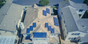 tejado de una casa con placas solares